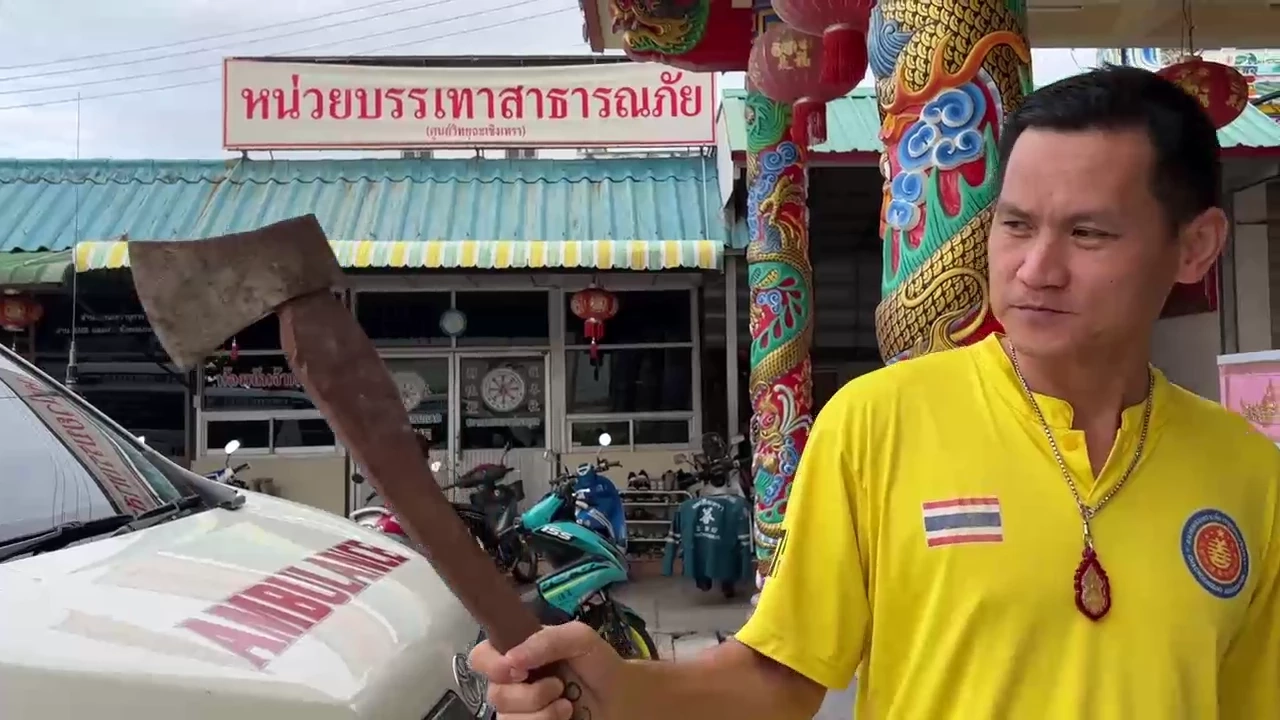 นาทีชีวิต! กู้ภัยกระโดดลงคลอง ทุบกระจกรถยนต์ ช่วยหนุ่มวูบหมดสติ