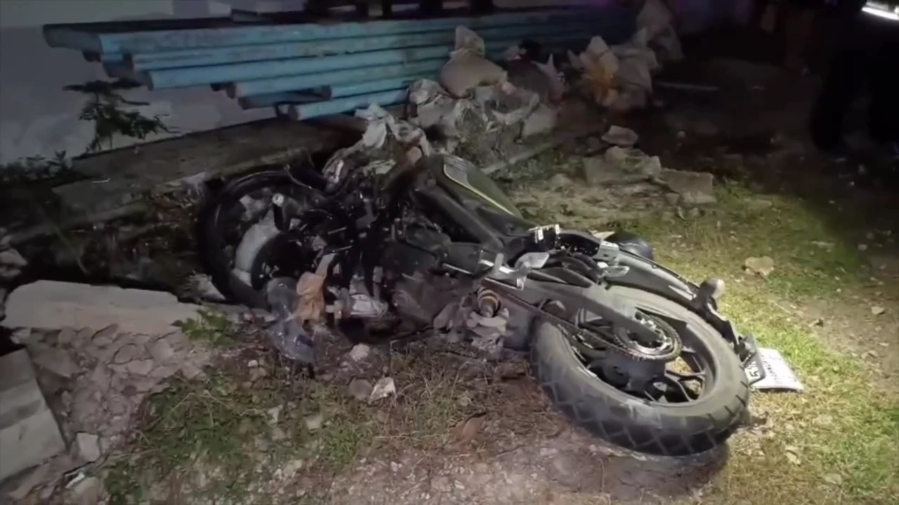 เปิดคลิปหนุ่มซิ่งกระบะ เบรกหมุนข้ามเลน ชนบิ๊กไบค์ดับ อีกคันรอดปาฏิหาริย์