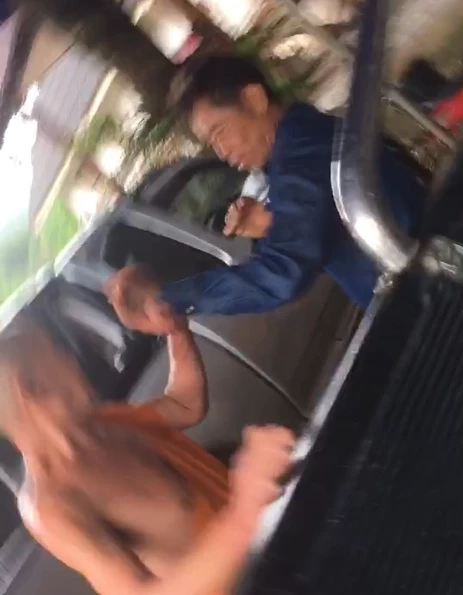 จับสึกแล้ว "หลวงตาใส่สบงทรงนักมวย" เมาแอ๋ท้าชกชาวบ้าน หลังหนีหายจากวัด