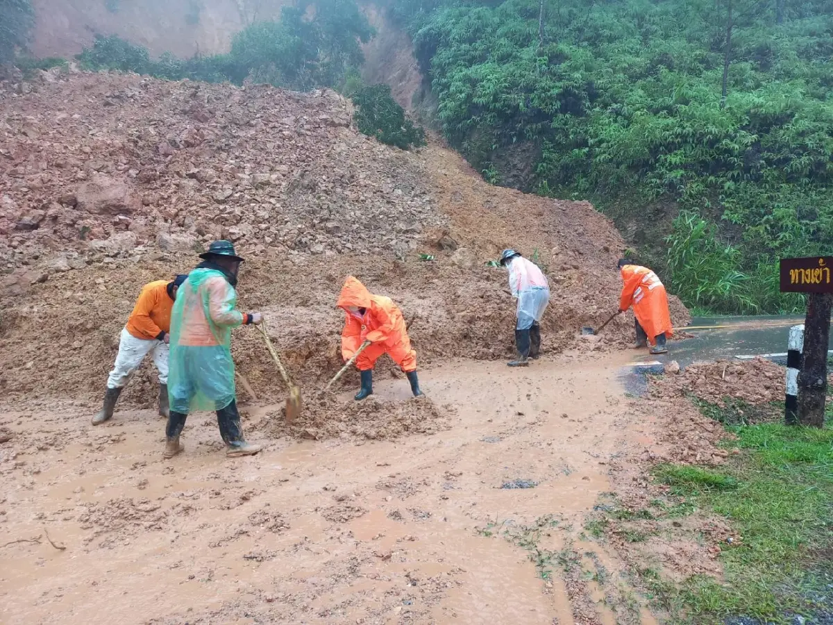 ฝนถล่มหนัก จ.น่าน เกิดดินสไลด์ปิดทับเส้นทางสาย 1256 หน้า อช.ดอยภูคา