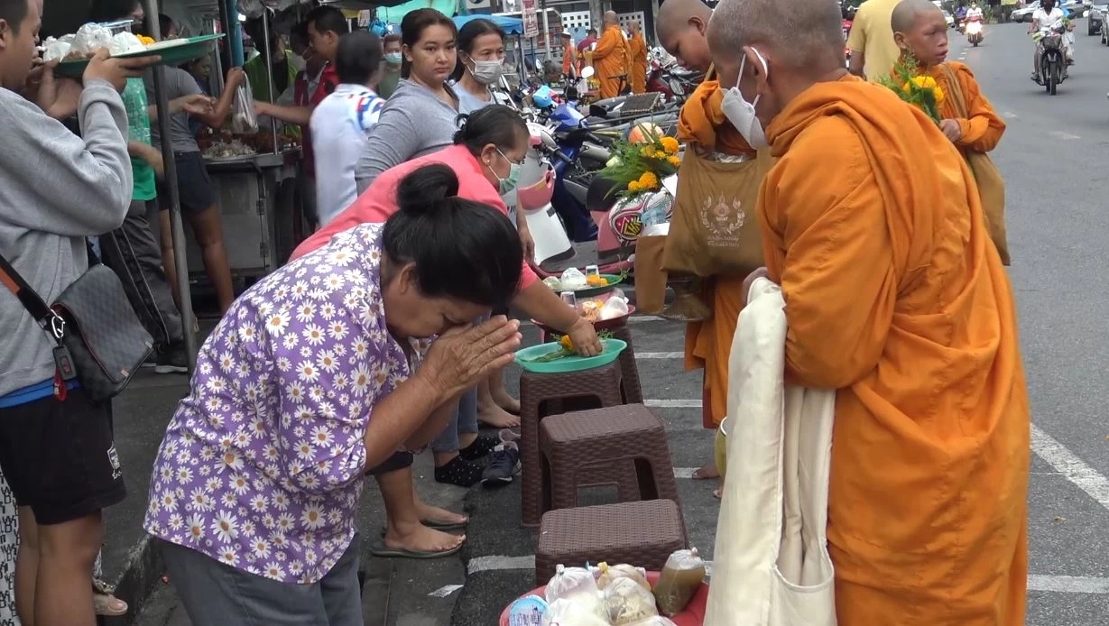 "ชาวสงขลา" ร่วมทำบุญตักบาตร เนื่องในวันเข้าพรรษา