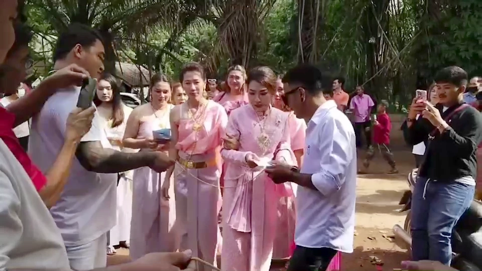 รักล้นใจ! สาวนครพนม รอไม่ไหว ยกขันหมากสินสอดนับล้าน สู่ขอ หนุ่มระยอง