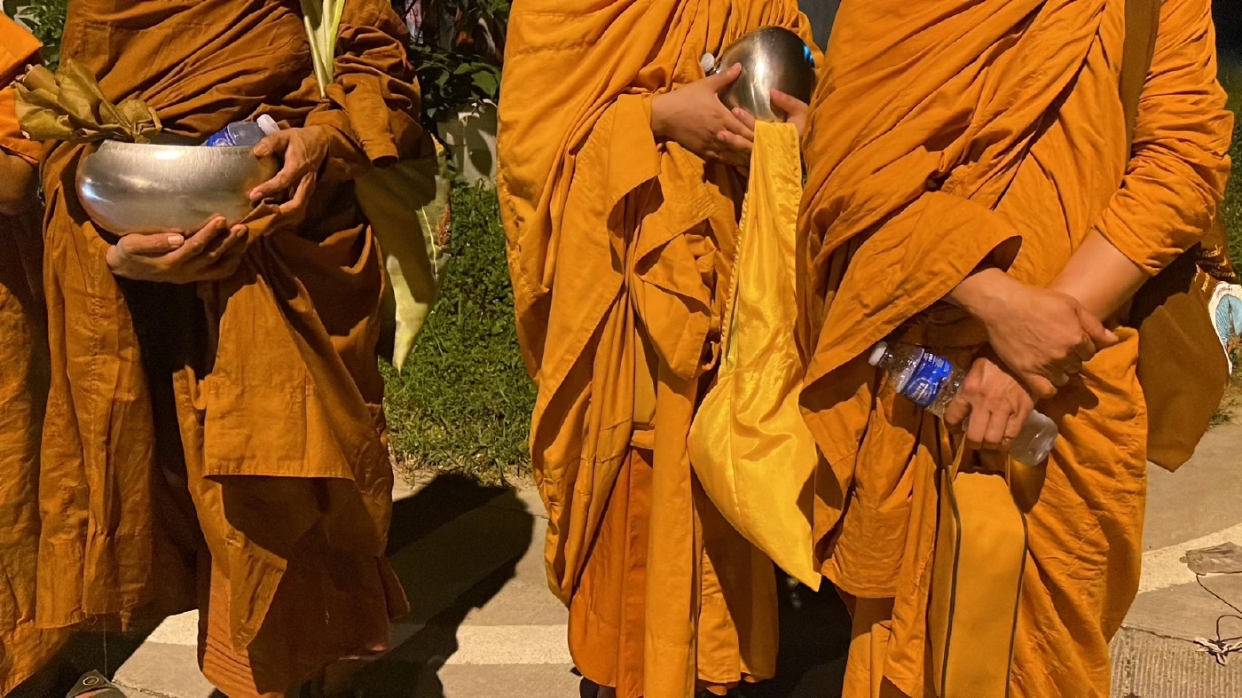 พระ-เณร ร้องเรียนเจ้าอาวาสอมเงินกฐิน กลับถูกไล่พ้นวัดช่วงเข้าพรรษา