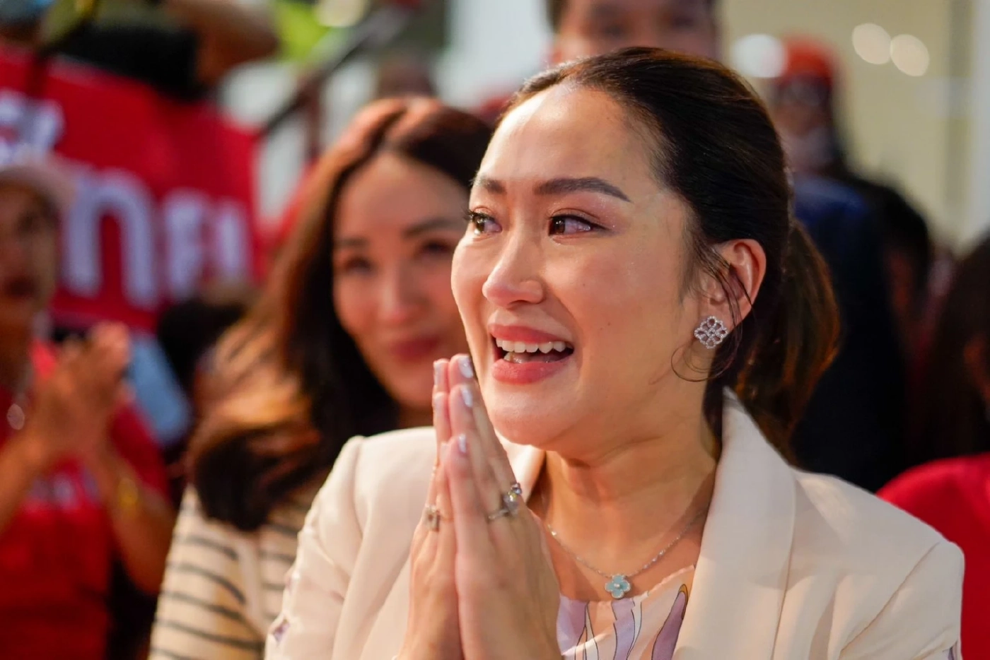 "อุ๊งอิ๊งค์" หลั่งน้ำตาปลื้ม คนเสื้อแดงอวยพรวันเกิด ชวนต้อนรับพ่อพรุ่งนี้