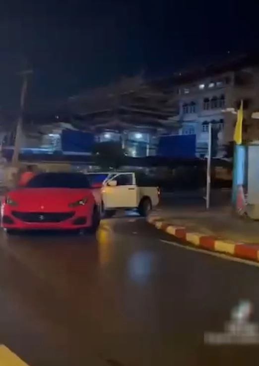 ไม่แผ่ว! กระบะทรงซิ่ง ชนท้ายเฟอร์รารี่ คันละ 21 ล้าน ชาวเน็ตแห่คอมเมนต์สนั่น