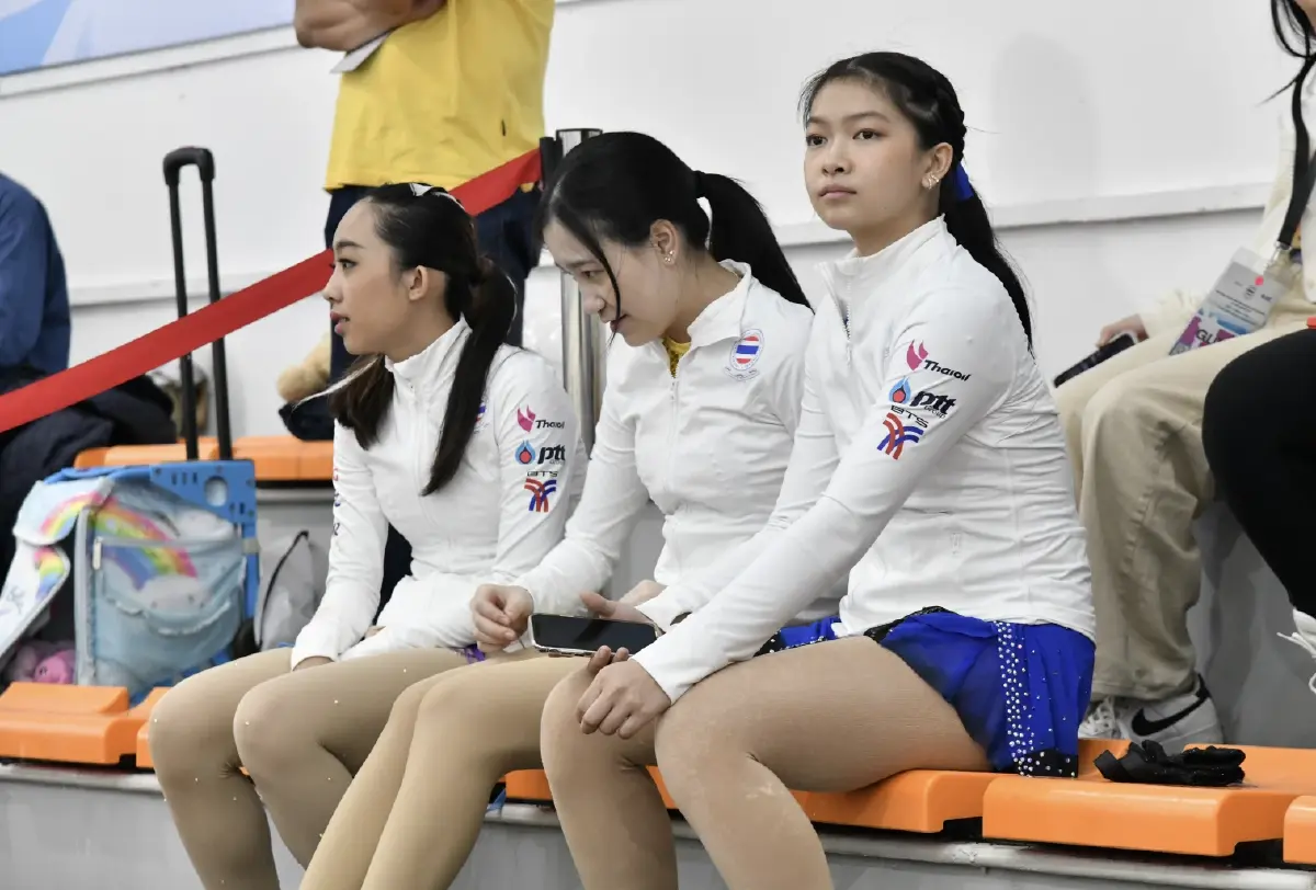 นายกฯ ร่วมเปิดลานสเกตน้ำแข็งไอวิสฯ อารมณ์ดีจนเกือบหงายหลัง! (คลิป)