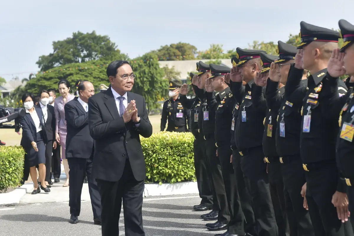 "บิ๊กตู่" อารมณ์ดี ร่วมงานวันสถาปนา ร.21 มอบทุนการศึกษาบุตรกำลังพล
