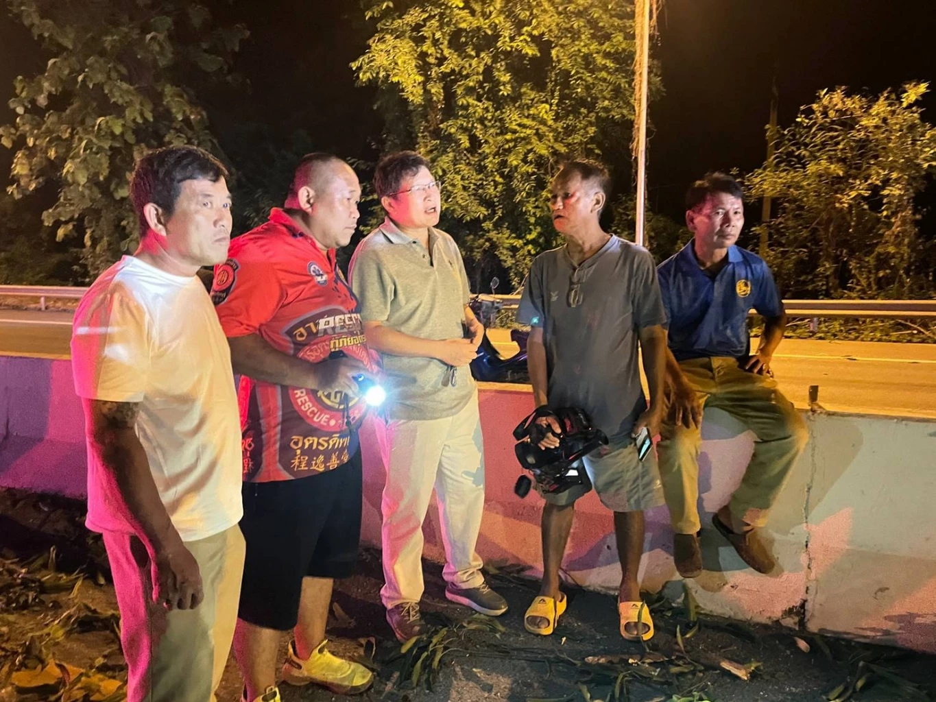 ต้นไม้ล้มขวางถนน รถชาวบ้านพุ่งชน ดับ 1 สาหัส 2 รองผู้ว่าฯ อุตรดิตถ์ รอดหวุดหวิด