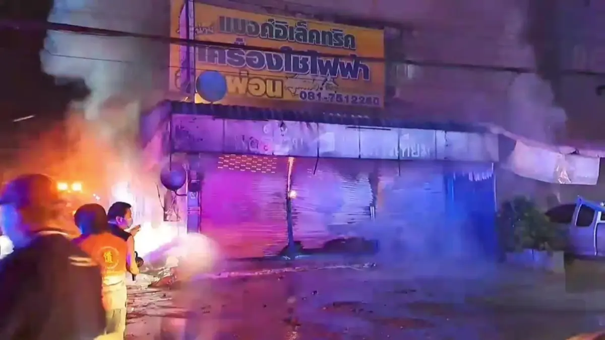 เปิดคลิประทึก ไฟไหม้กลางดึก วอด 6 คูหา ช่วยชีวิตเจ้าของร้านหวิดถูกไฟคลอก