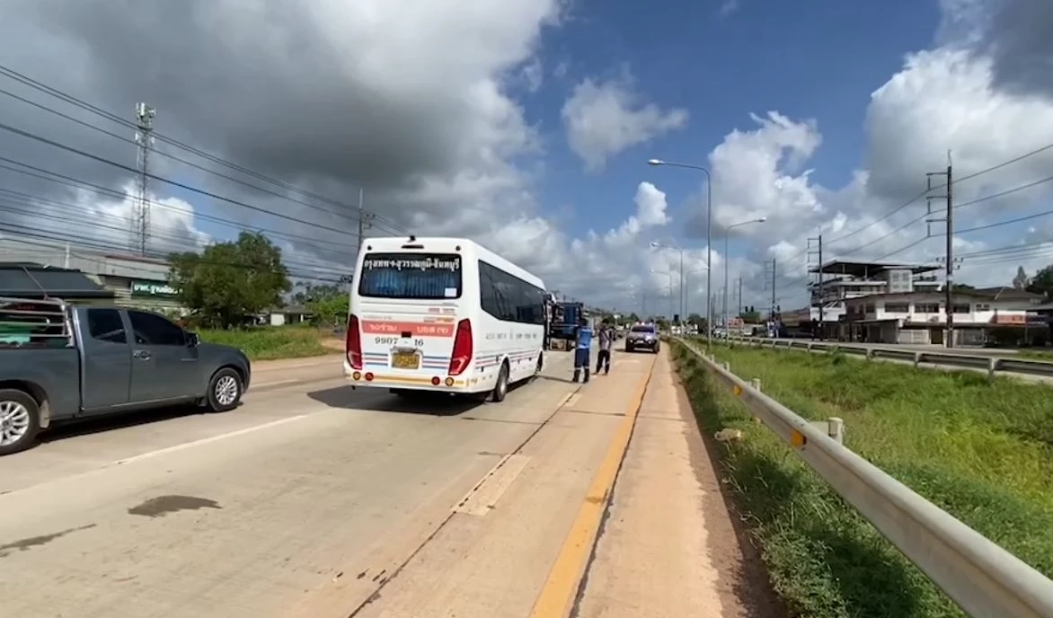 ผู้โดยสารงง! รถบัสน้ำมันหมดกลางสี่แยกไฟแดง คนขับบ่นเครียดก่อนหายไป