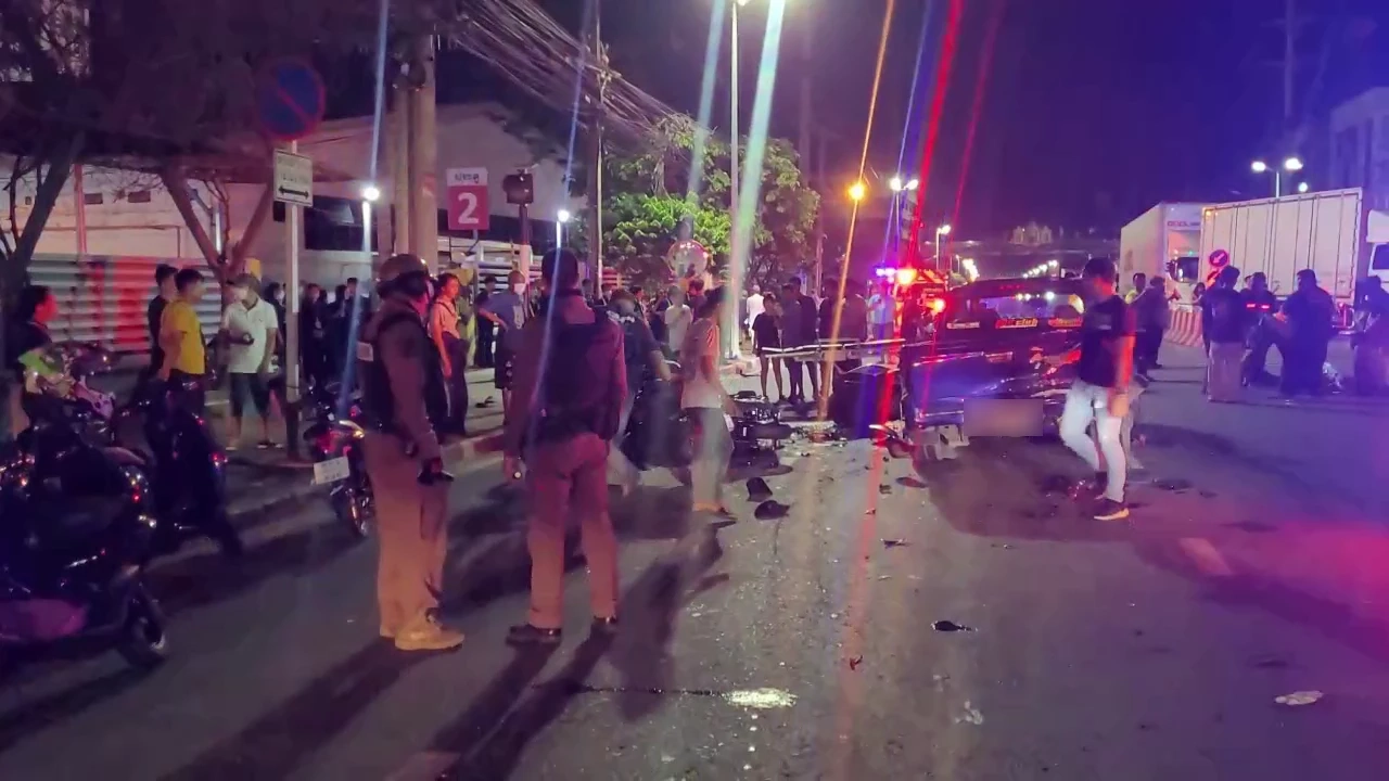 กระบะแต่งซิ่ง เลี้ยวตัดหน้า ก๊วนจยย.พุ่งชนกลางลำ 5 คันรวด ดับ 1 สาหัส 4