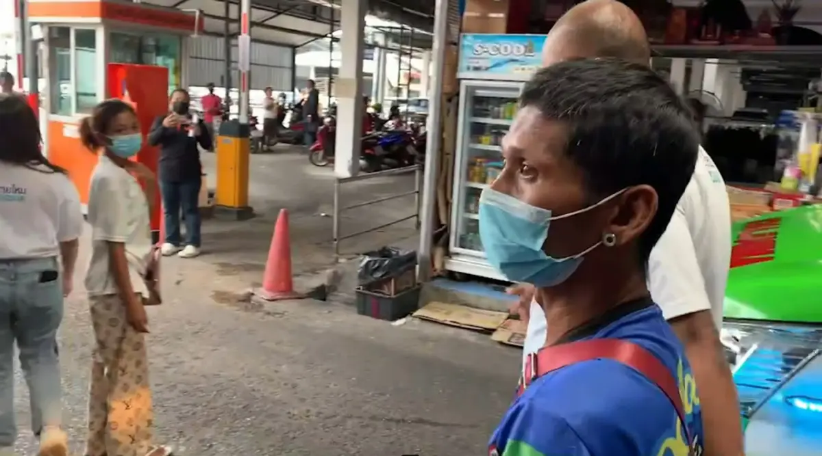 พนง.ลานจอดรถ ชี้จุด "เทศกิจ-ลูกชาย" รุมทำร้าย ทางเข้าตลาดดัง