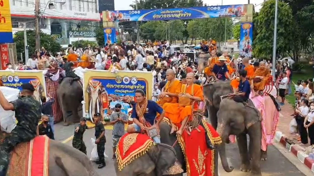 จังหวัดสุรินทร์จัดใหญ่ "ตักบาตรบนหลังช้าง" 37 เชือก เนื่องในวันอาสาฬหบูชา