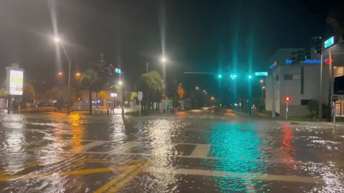 เฮอร์ริเคน “อิดาเลีย” ขึ้นฝั่งฟลอริดา ซัดจมบาดาล สตอร์มเซิร์จรุนแรง