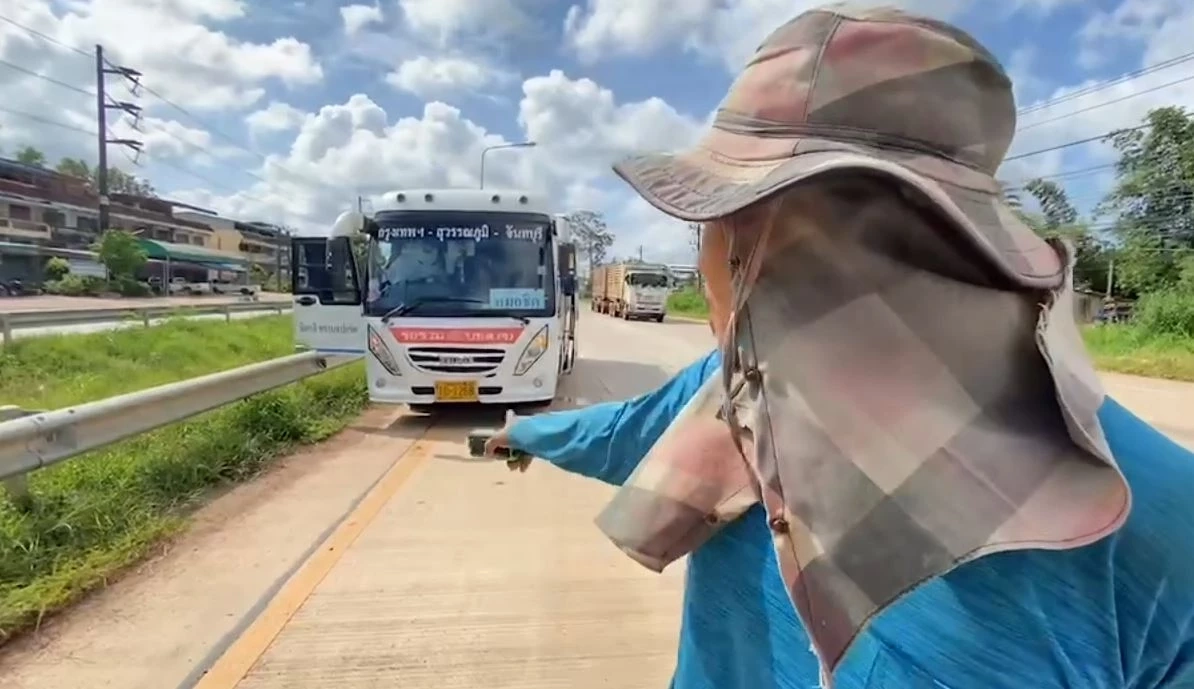 ผู้โดยสารงง! รถบัสน้ำมันหมดกลางสี่แยกไฟแดง คนขับบ่นเครียดก่อนหายไป