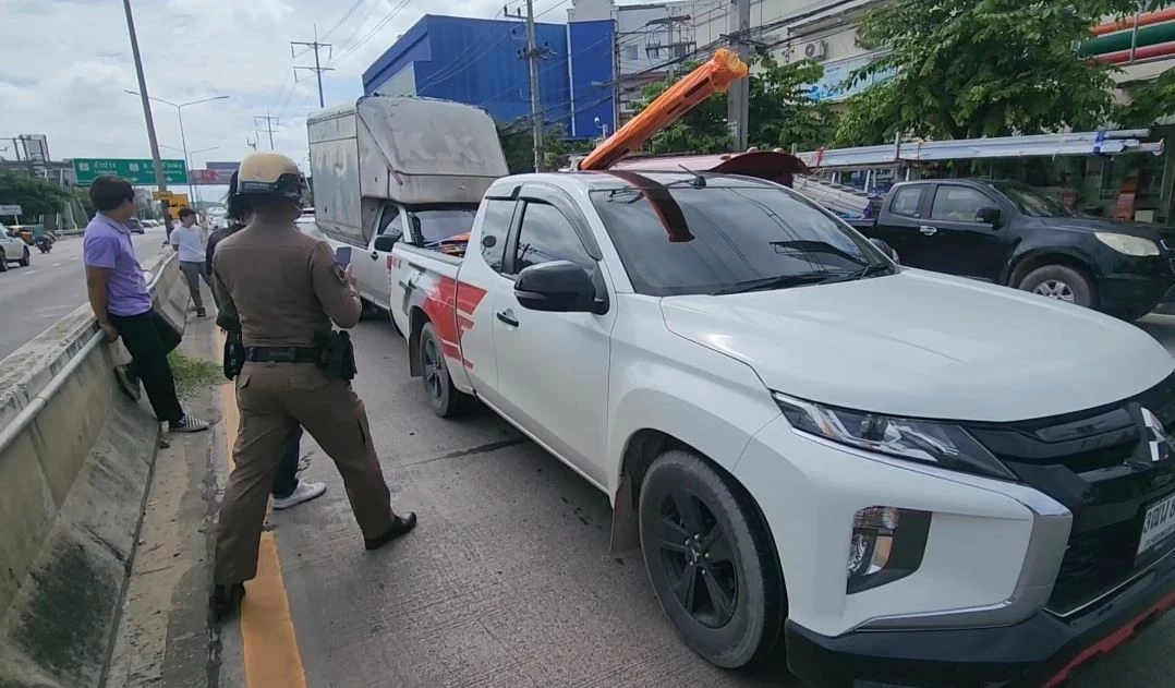 รถตำรวจ ตม. พุ่งชนท้ายกระบะ 2 คันรวด กลางเมืองเชียงใหม่ เผย กำลังไปอบรม