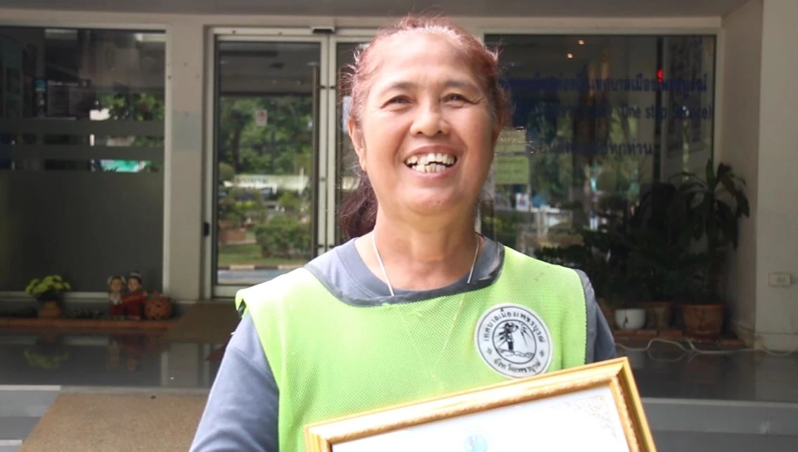 สุดปลื้ม! "ป้าแหม่ม" เก็บทองได้ 10 บาท ส่งคืนเจ้าของ เตรียมเลื่อนเป็น พนง.เทศบาล