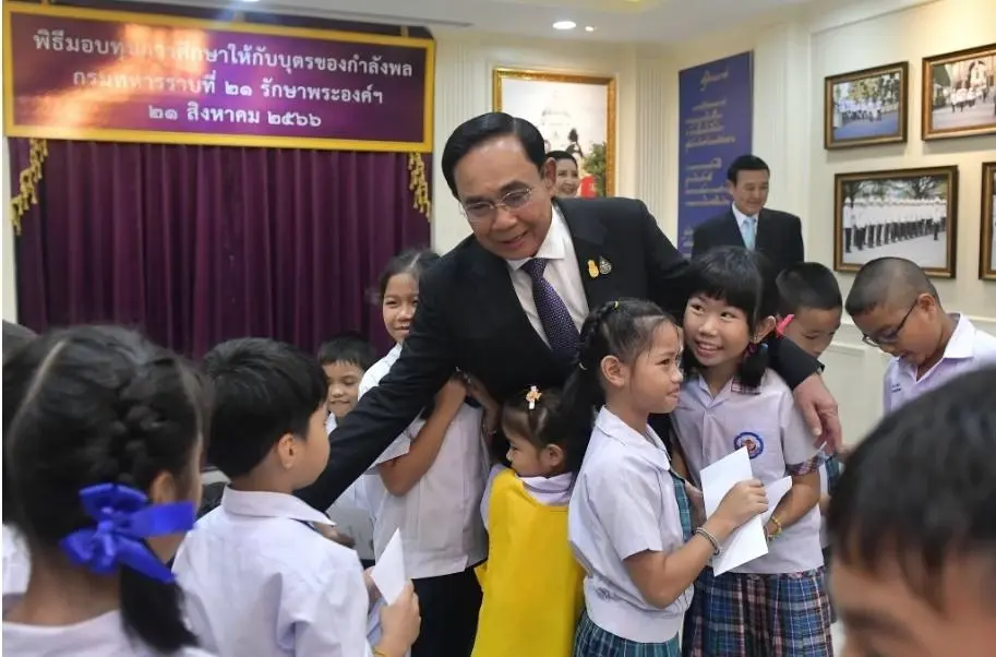 "บิ๊กตู่" อารมณ์ดี ร่วมงานวันสถาปนา ร.21 มอบทุนการศึกษาบุตรกำลังพล