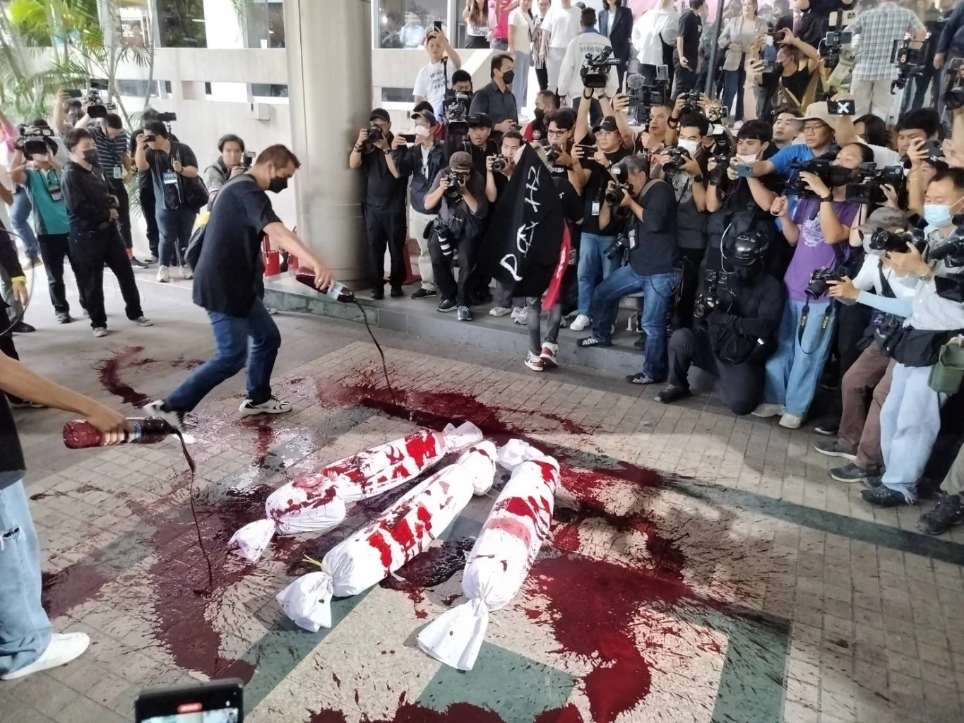 กหลังกลุ่มผู้ชุมนุมทราบว่า เพื่อไทย ถอนตัวจาก 8 พรรคร่วม เพื่อจัดตั้งรัฐบาล โดยไม่มีพรรคก้าว ได้ทำการเทน้ำแดง พร้อมจุดไปเผาและตะโกนต่อว่า เพื่อไทย ตระบัดสัตย์