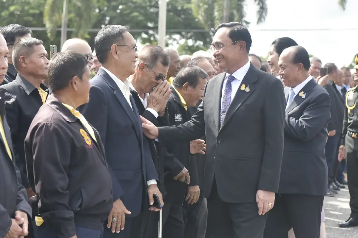 "บิ๊กตู่" อารมณ์ดี ร่วมงานวันสถาปนา ร.21 มอบทุนการศึกษาบุตรกำลังพล
