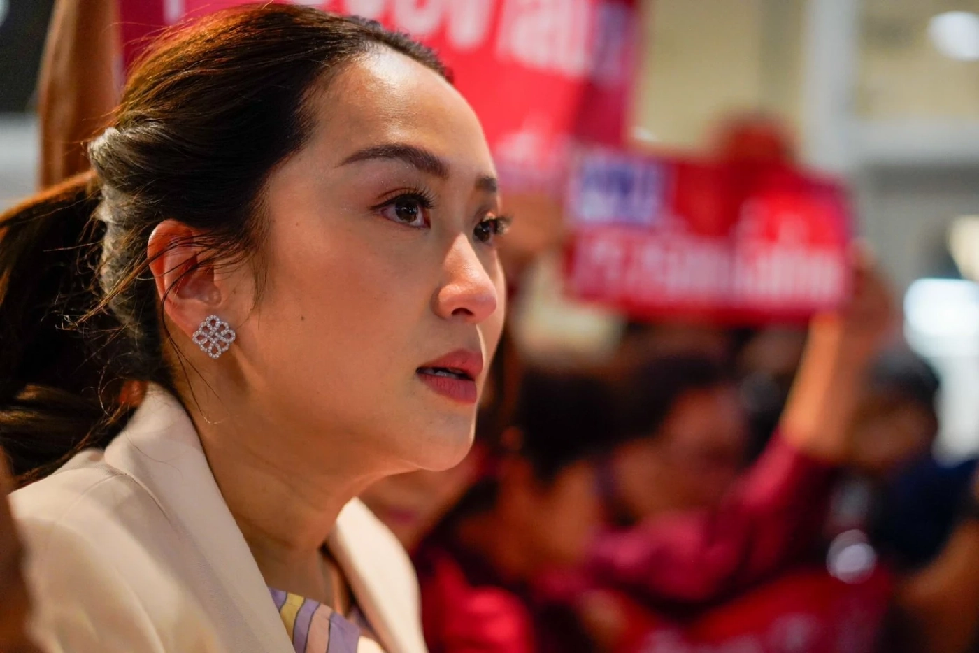 "อุ๊งอิ๊งค์" หลั่งน้ำตาปลื้ม คนเสื้อแดงอวยพรวันเกิด ชวนต้อนรับพ่อพรุ่งนี้