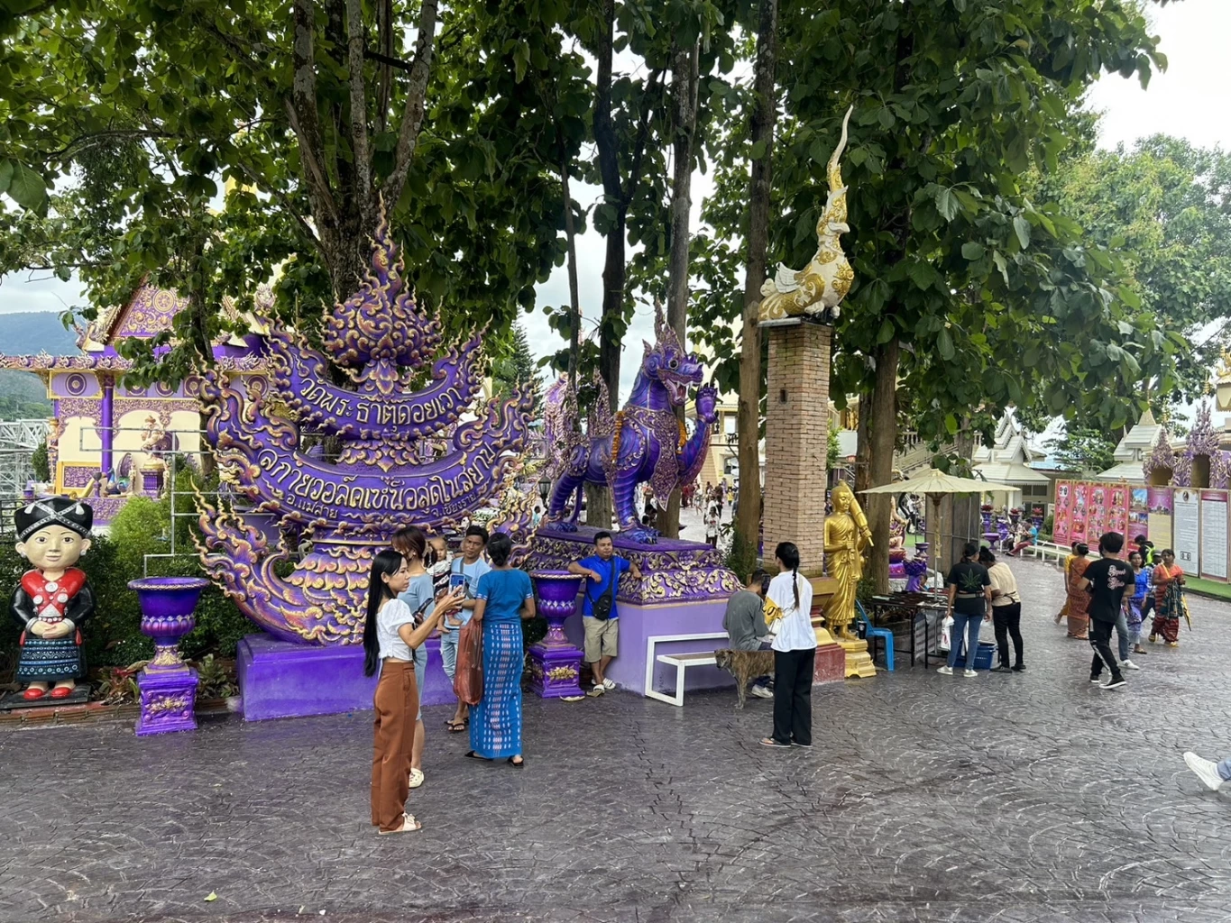 ชาวเมียนมาจำนวนมาก พาครอบครัวข้ามมาเที่ยว วัดพระธาตุดอยเวา วันเข้าพรรษา