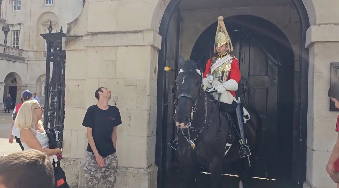 ทหารม้าบักกิงแฮมสร้างความประทับใจให้หนุ่มพิเศษ