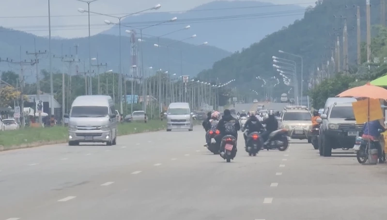 ของแทร่! "แก๊งน้ำไม่อาบ" ป่วนเมืองกาญจน์ หน.แก๊งโชว์กร่างไม่สน ตร. (มีคลิป)