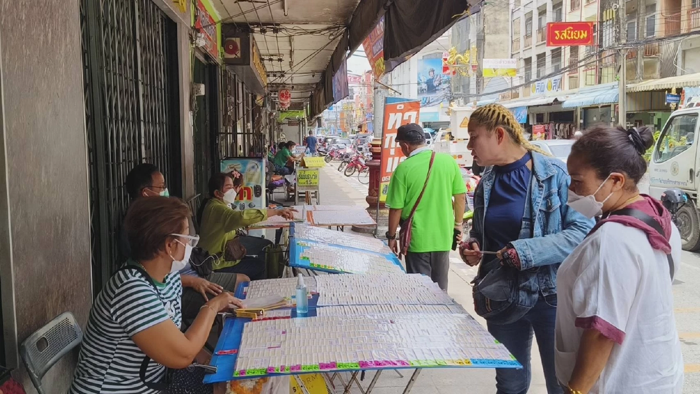 ไม่ได้มาเล่น ๆ คอหวยสระบุรี กวาดซื้อเลข "ทักษิณ" เกลี้ยงแผง รับหวยสัญจร