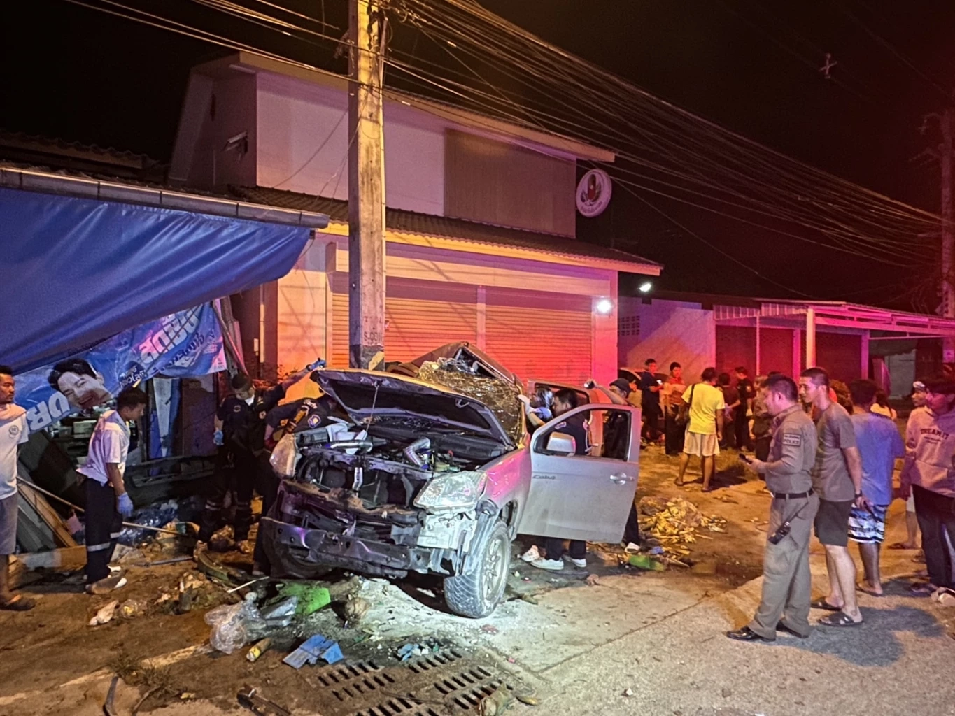 เปิดคลิปนาทีชีวิต  รถกระบะซิ่ง หักหลบสุนัข พุ่งชนเสาไฟ สังเวย 2 ชีวิต