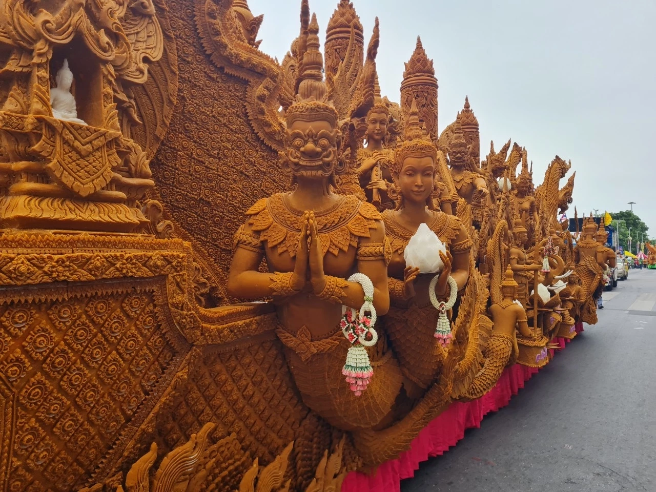 ยิ่งใหญ่กว่าทุกปี ชมขบวนแห่เทียนพรรษาโคราช นทท.แห่เซลฟี่คึกคัก