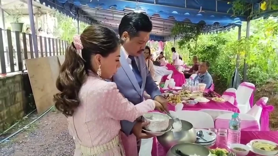 รักล้นใจ! สาวนครพนม รอไม่ไหว ยกขันหมากสินสอดนับล้าน สู่ขอ หนุ่มระยอง