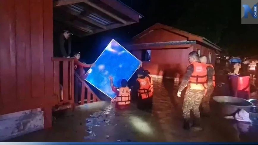 2 หมู่บ้านท่าสองยาง ยังอยู่กับน้ำ ถูกตัดไฟ ต้องใช้เรือเข้าออกแทนรถ