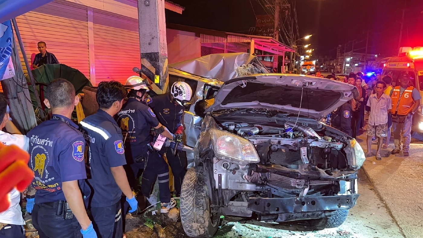 เปิดคลิปนาทีชีวิต  รถกระบะซิ่ง หักหลบสุนัข พุ่งชนเสาไฟ สังเวย 2 ชีวิต