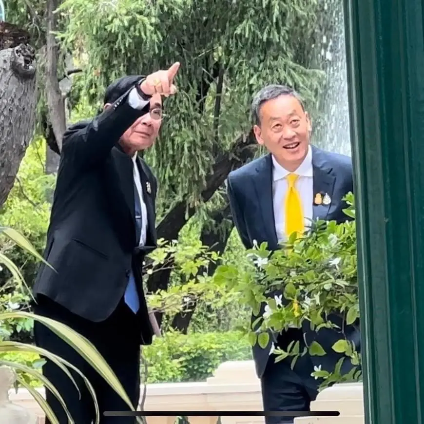 "พล.อ.ประยุทธ์-เศรษฐา" ชื่นมื่นควงแขนกันชมตึกไทยคู่ฟ้า (มีคลิป)