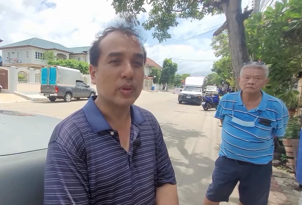 นายสุภณัฏฐ์ (สงวนนามสกุล) อายุ 53 ปี ขณะที่ผู้ที่พักอาศัยอยู่ด้านในอีกราย