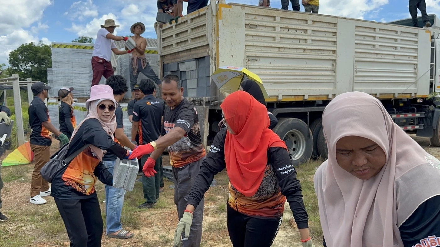 กองทัพสื่อฯ มอบวัสดุก่อสร้าง ซับน้ำตามูโนะ เฉลิมพระเกียรติ"พระพันปีหลวง"