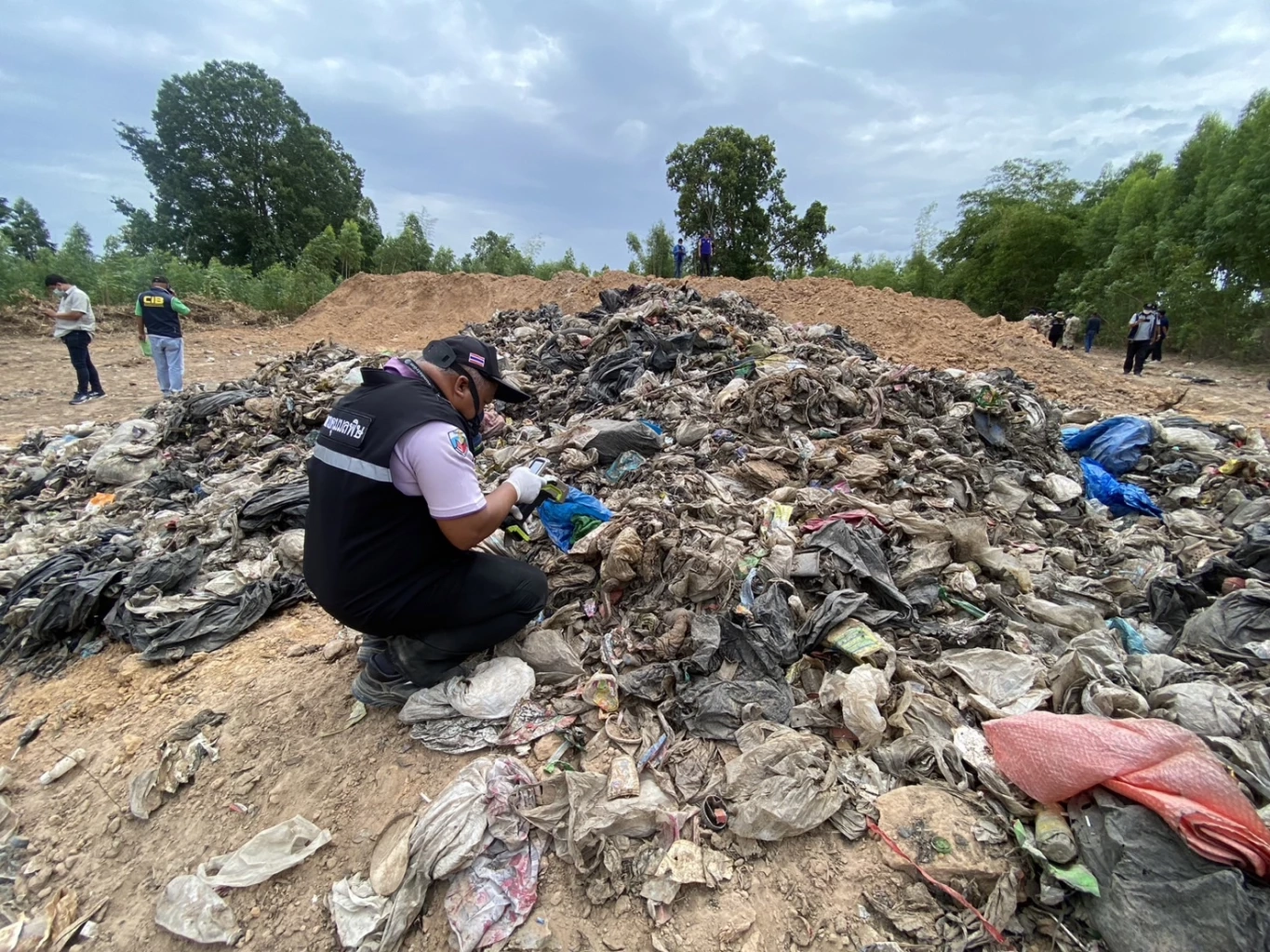 ชาวบ้านโคราช ร้องมือดีลอบทิ้ง "ขยะอุตสาหกรรม" ใกล้ป่าชุมชนกว่า 1 พันตัน