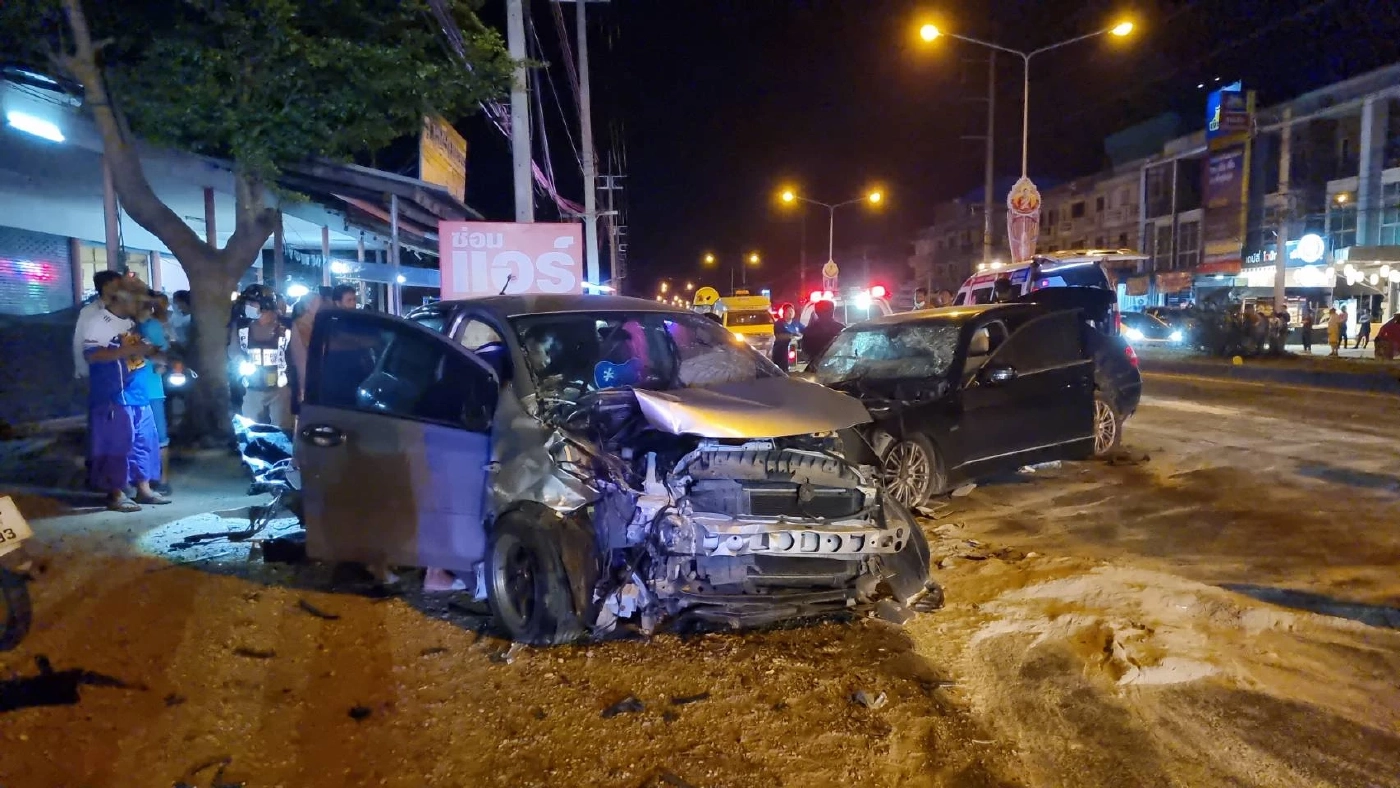 ไม่แผ่วช่วงนี้! หนุ่มซิ่ง "กระบะ" แซงซ้าย ชนรวดกวาด 5 คัน เจ็บสาหัส 8 ดับ 2