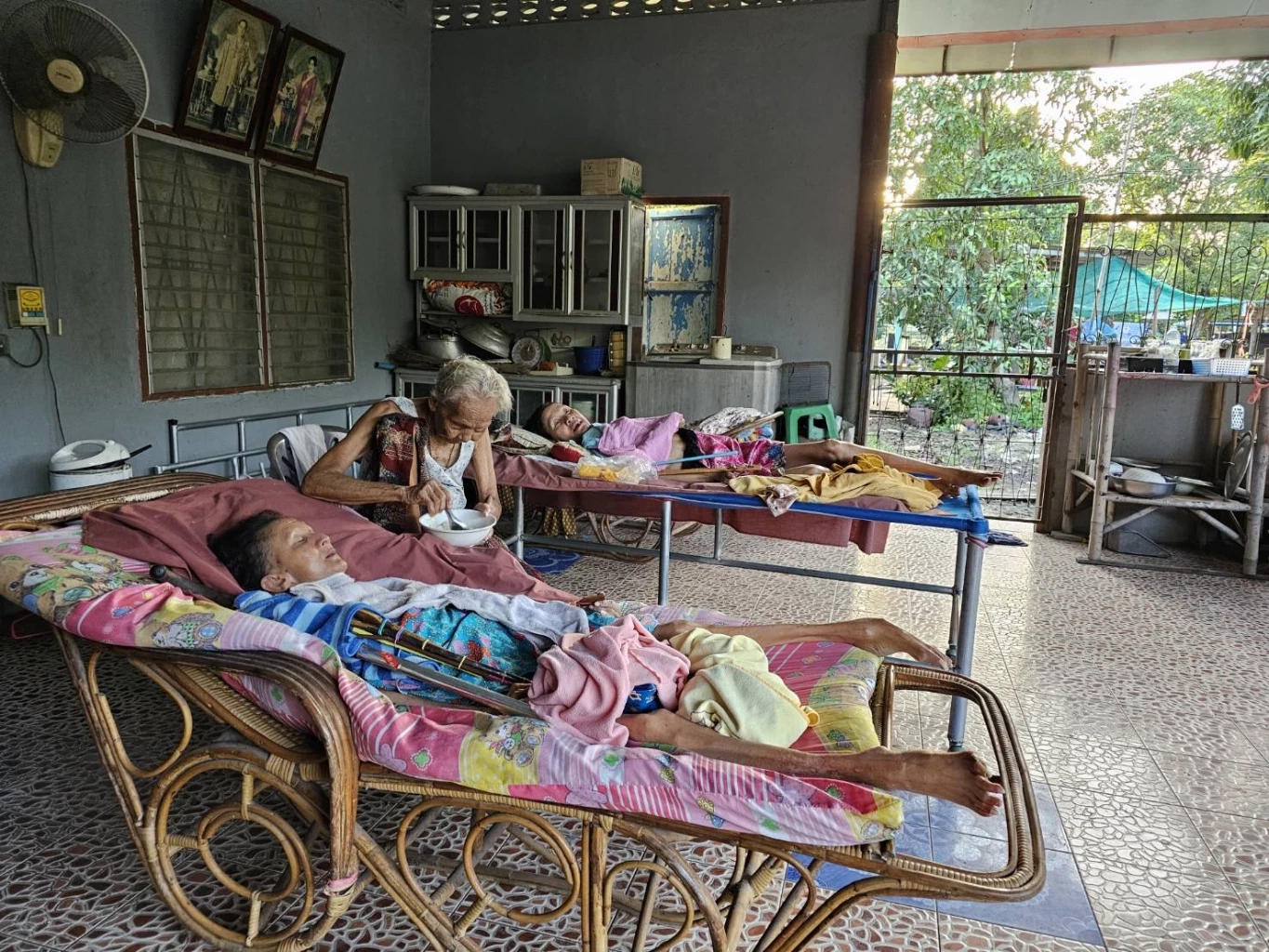 รักไม่เสื่อมคลาย! สุดยอดแม่วัย 94 เลี้ยงลูกสาวฝาแฝด พิการติดเตียงกว่า 80 ปี