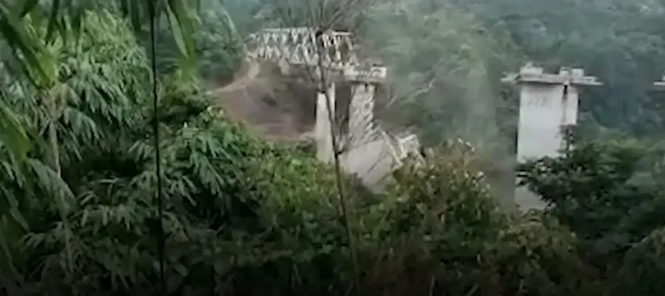 สุดสลด สะพานรถไฟข้ามหุบเขาพังถล่ม คนงานประมาณ 40 คน รอดชีวิตไม่กี่คน