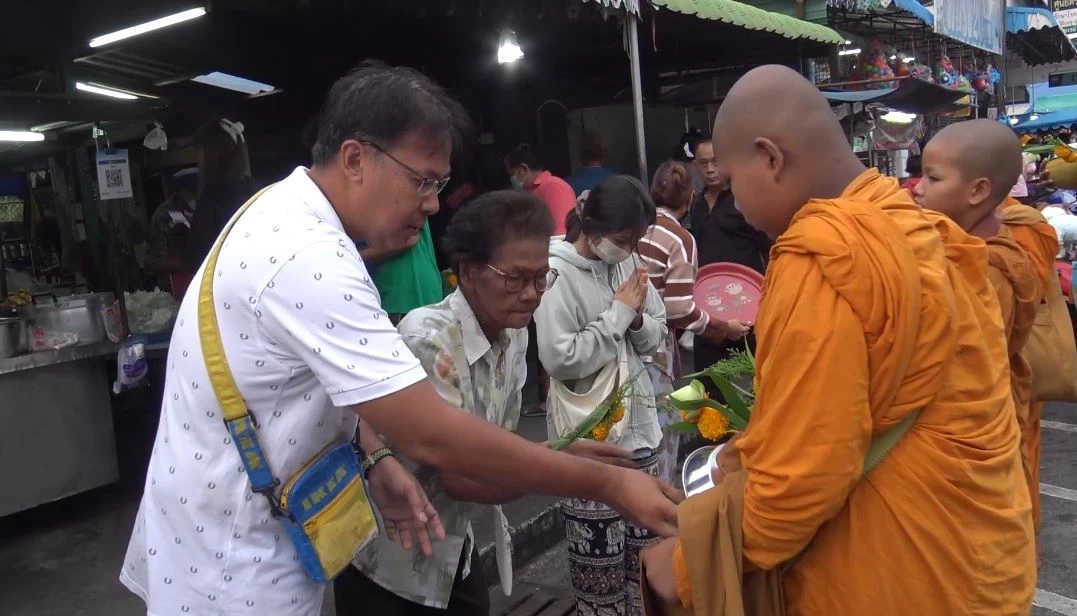 "ชาวสงขลา" ร่วมทำบุญตักบาตร เนื่องในวันเข้าพรรษา