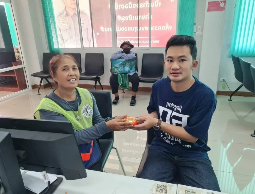 สุดปลื้ม! "ป้าแหม่ม" เก็บทองได้ 10 บาท ส่งคืนเจ้าของ เตรียมเลื่อนเป็น พนง.เทศบาล