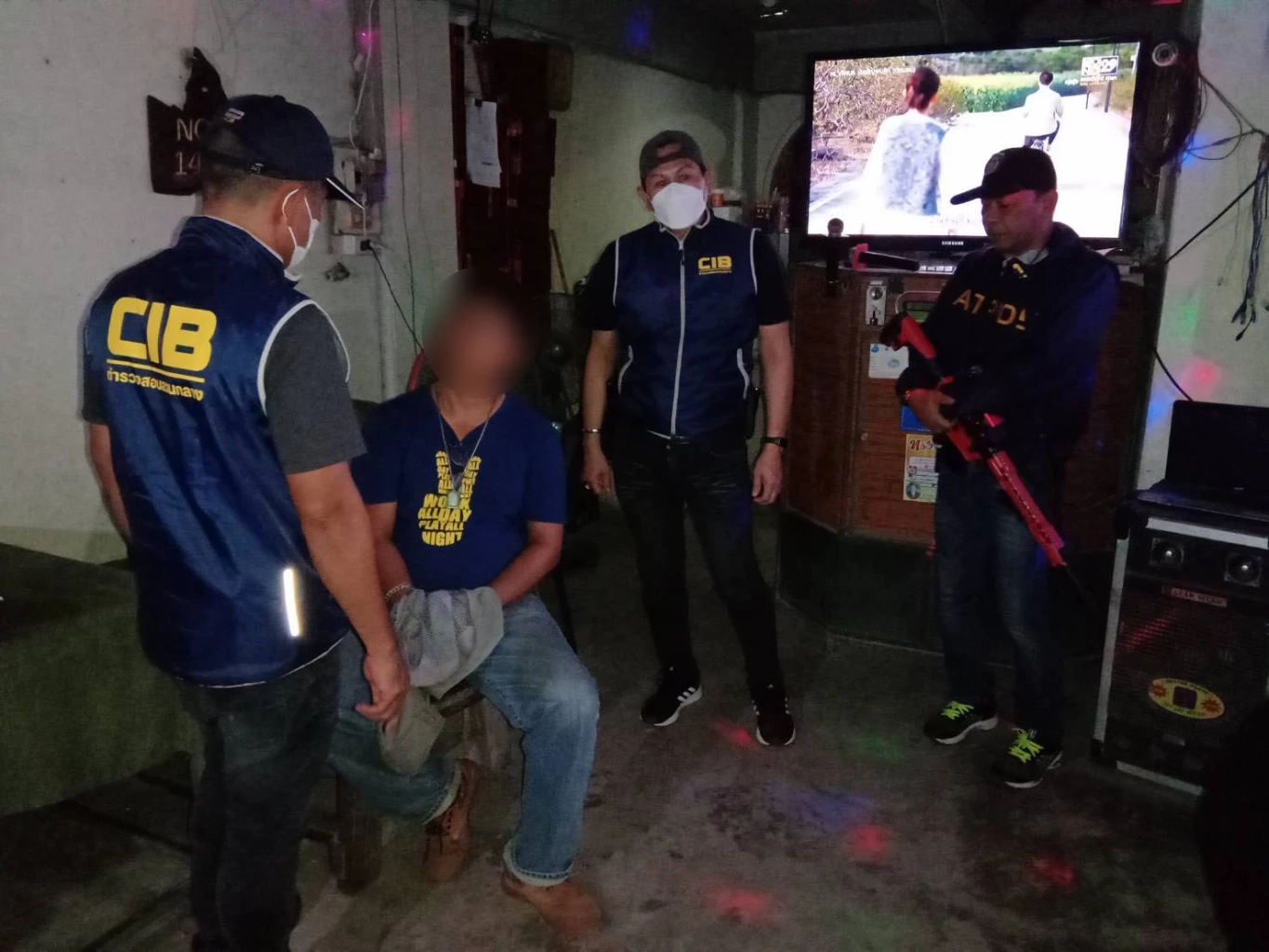 ตร.ปคม.รวบ อดีตคนมีสี เปิดคาราโอเกะแฝงค้ากามเด็ก กลางเมืองชุมพร