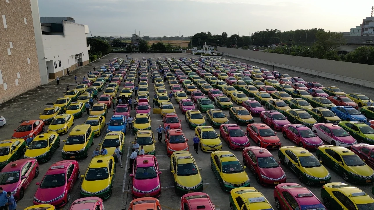 "ร่วมกตัญญู"แจกเงินแท็กซี่ "วันแม่แห่งชาติ" 500 บาท พาแม่มาด้วยแจกเพิ่ม 300