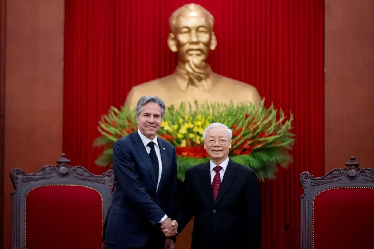 แอนโทนี บลิงเคน รมว. ต่างประเทศสหรัฐฯ พบกับ เหวียน ฝู จ่อง เลขาธิการพรรคคอมมิวนิสต์ของเวียดนาม
