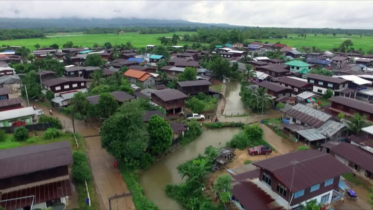 เปิดคลิป น้ำป่า "ภูลังกา" ทะลักท่วมหมู่บ้านเชิงเขา ชาวบ้านขนของแทบไม่ทัน
