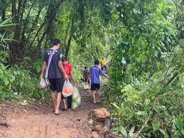 ฝนถล่ม น้ำป่าซัด เส้นทาง"ตาก"เสียหาย กระทบค้าชายแดน นร.กินนอนในโรงเรียน