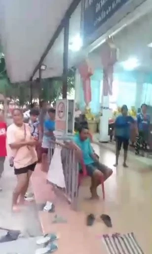 ชาวบ้านนับร้อย ไล่เจ้าอาวาสรูปใหม่ "วัดหลวงพ่อเคลือบ" นับเงินทำบุญไม่แจ้ง