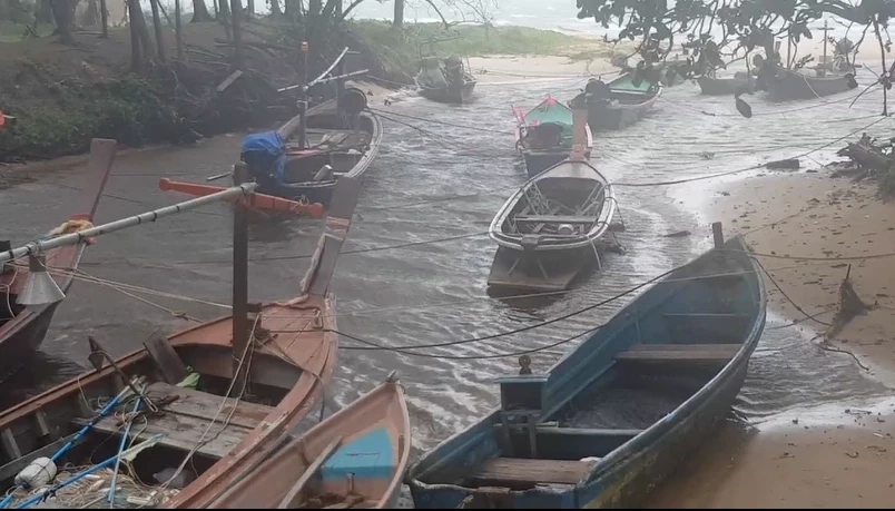 เจ้าท่าภูเก็ต สั่งฟันเรือท่องเที่ยว 2 ลำ ขัดคำสั่งเดินเรือช่วงคลื่นลมแรง